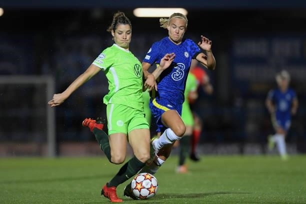 Lena Lattwein of VfL Wolfsburg and Pernille Harder of Chelsea battle for the ball during the UEFA Women's Champions League group A match between...