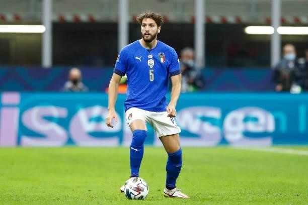 Manuel Locatelli of Italy controls the ball during the UEFA Nations League Semi-Final match between the Italy and Spain at San Siro Stadium on...