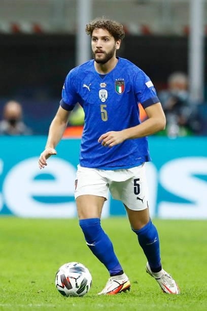 Manuel Locatelli of Italy controls the ball during the UEFA Nations League Semi-Final match between the Italy and Spain at San Siro Stadium on...