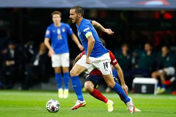 Leonardo Bonucci of Italy controls the ball during the UEFA Nations League Semi-Final match between the Italy and Spain at San Siro Stadium on...