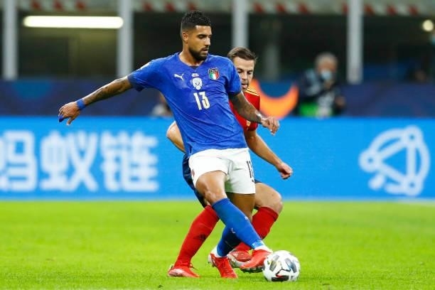 Emerson Palmieri of Italy controls the ball during the UEFA Nations League Semi-Final match between the Italy and Spain at San Siro Stadium on...