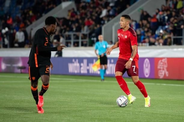 Noah Okafor of Switzerland carries the ball in front of Jeremie Frimpong of Netherlands during the 2021 UEFA European Under-21 Championship Qualifier...