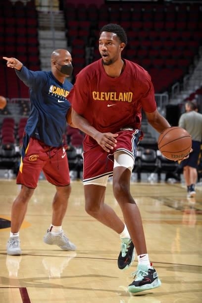Evan Mobley of the Cleveland Cavaliers warms up prior to a preseason game against the Indiana Pacers on October 8, 2021 at Rocket Mortgage FieldHouse...