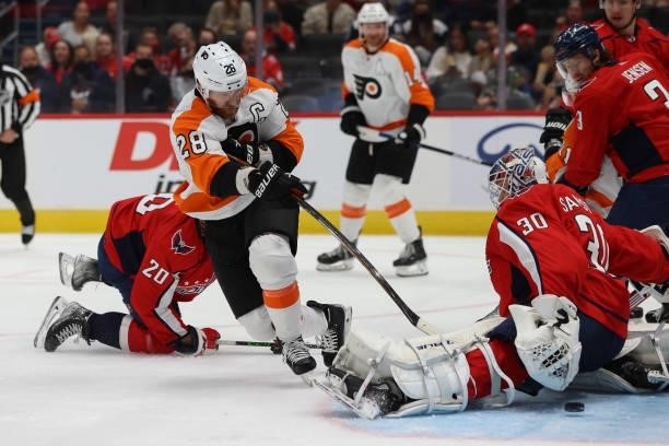 Philadelphia Flyers center Claude Giroux scores a second period goal during a game between the Philadelphia Flyers at Capital One Arena on October 8,...