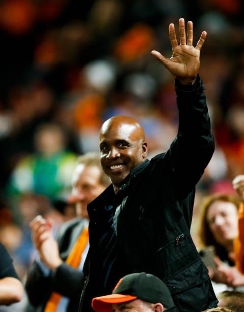 Barry Bonds is recognized by the crowd during Game 1 of the NLDS between the Los Angeles Dodgers and the San Francisco Giants at Oracle Park on...