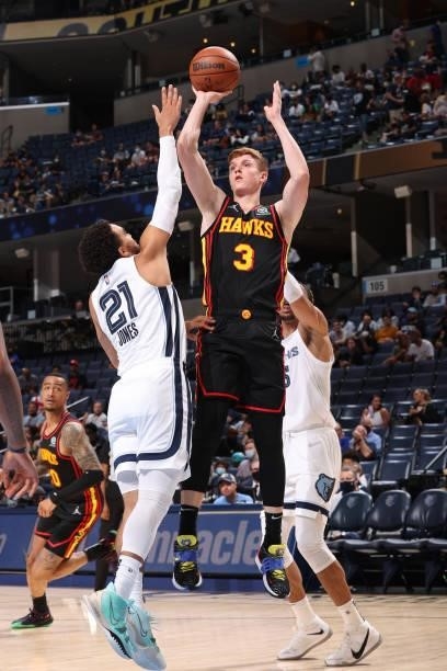 Kevin Huerter of the Atlanta Hawks shoots the ball during a preseason game against the Memphis Grizzlies on October 9, 2021 at FedExForum in Memphis,...