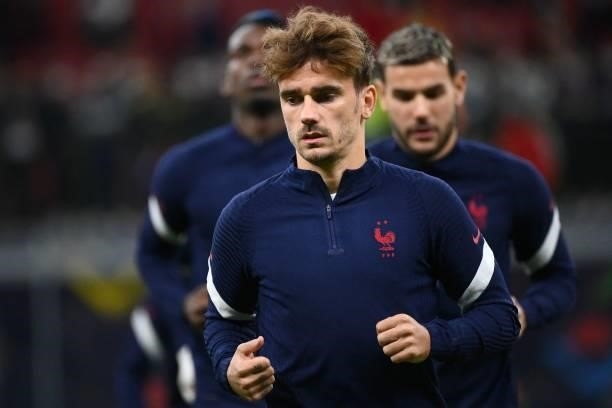 France's forward Antoine Griezmann warms up ahead of the Nations League final football match between Spain and France at San Siro stadium in Milan,...