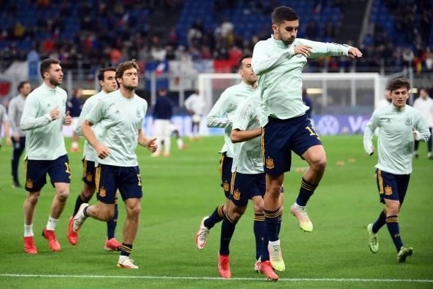 Spanish players warm up ahead of the Nations League final football match between Spain and France at San Siro stadium in Milan, on October 10, 2021.