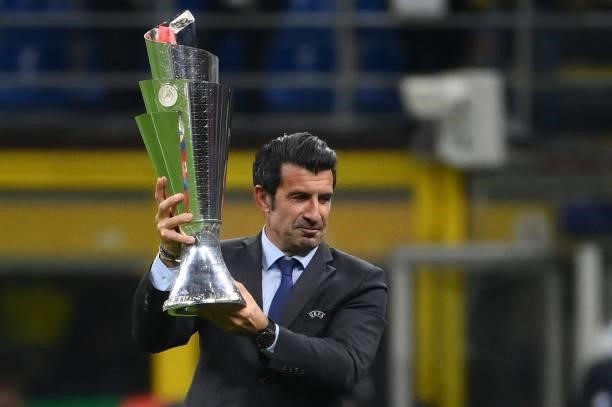 Former Portuguese football player Luis Figo carries the trophy ahead of the Nations League final football match between Spain and France at San Siro...