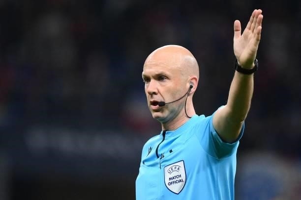 British goalkeeper Anthony Taylor gestures during the Nations League final football match between Spain and France at San Siro stadium in Milan, on...