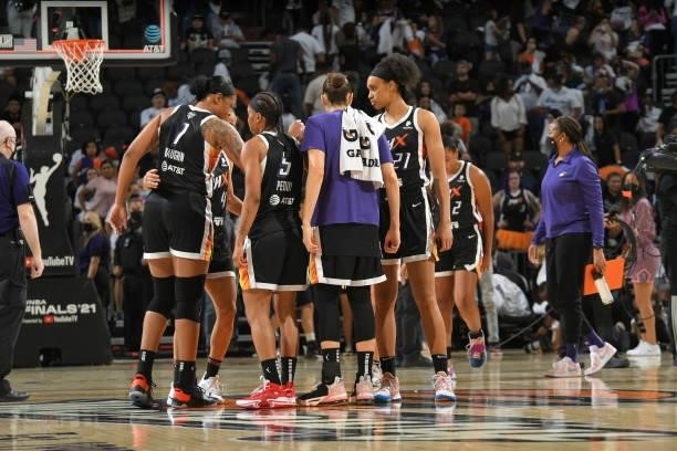 Phoenix Mercury huddle up after the game against the Chicago Sky during Game One of the 2021 WNBA Finals on October 10, 2021 at Footprint in Phoenix,...