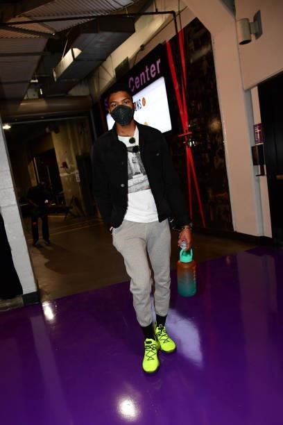 Kent Bazemore of the Los Angeles Lakers arrives before the preseason game against the Phoenix Suns on October 10, 2021 at STAPLES Center in Los...