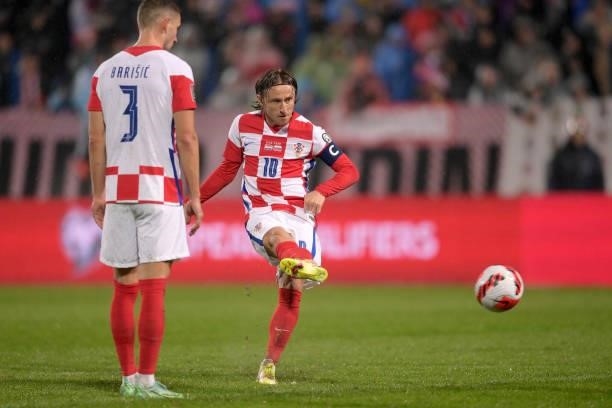Luka Modric of Croatia shots at goal during the 2022 FIFA World Cup Group H Qualifier match between Croatia and Slovakia at Gradski Vrt Stadium on...