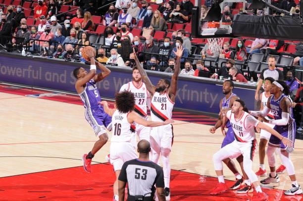 De'Aaron Fox of the Sacramento Kings shoots the ball during a preseason game against the Portland Trail Blazers on October 11, 2021 at the Moda...