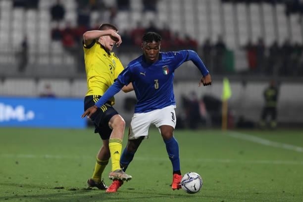 Iyenoma Destiny Udogie of U21 Italy fights for the ball against Emil Holm of U21 Sweden during the UEFA European Under-21 Championship Qualifier...