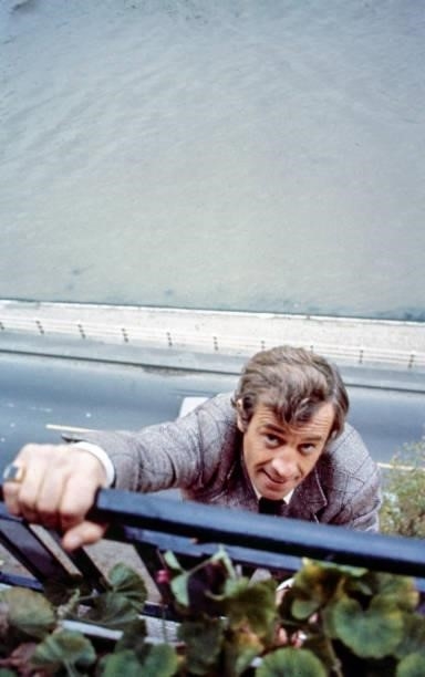 Jean-Paul Belmondo réalisant une cascade sur le tournage du film 'Peur sur la ville ' réalisé par H. Verneuil en décembre 1974 à Paris, France.