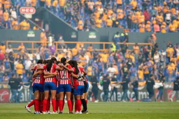 Players of Chivas huddle before to the Final second leg match between Tigres UANL and Chivas as part of the Torneo Guard1anes 2021 Liga MX Femenil at...