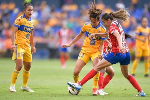 Bianca Sierra of Tigres UANL femenil fights for the ball with Michelle González of Chivas femenil during the Final second leg match between Tigres...