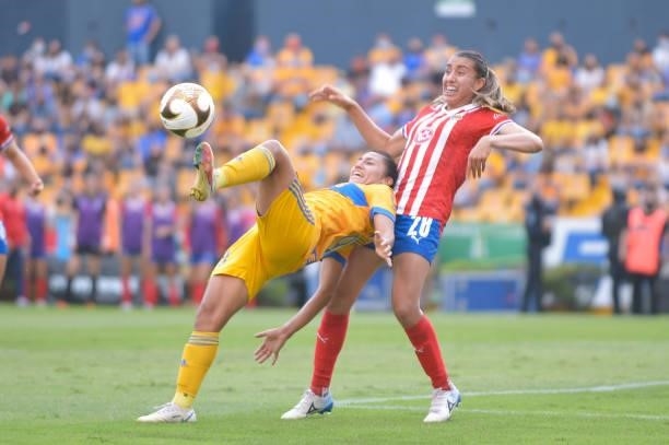 Sandra Mayor of Tigres UANL femenil fights for the ball with Michelle González of Chivas femenil during the Final second leg match between Tigres...