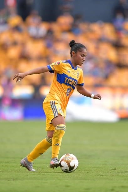 Belén Cruz of Tigres UANL femenil drives the ball during the Final second leg match between Tigres UANL and Chivas as part of the Torneo Guard1anes...
