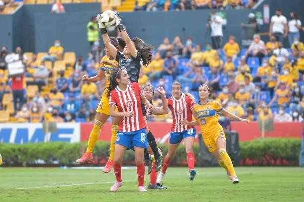 Blanca Félix of Chivas femenil controls the ball during the Final second leg match between Tigres UANL and Chivas as part of the Torneo Guard1anes...