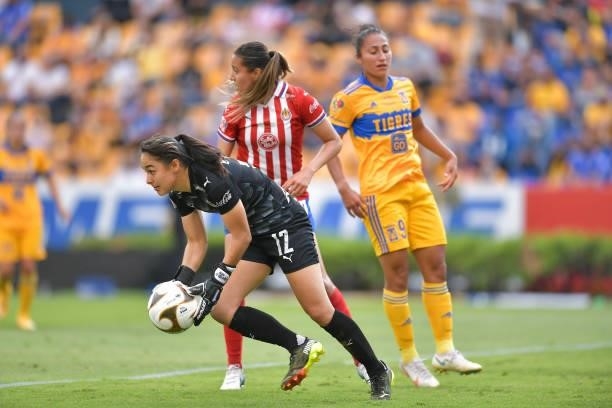 Blanca Félix of Chivas femenil controls the ball during the Final second leg match between Tigres UANL and Chivas as part of the Torneo Guard1anes...