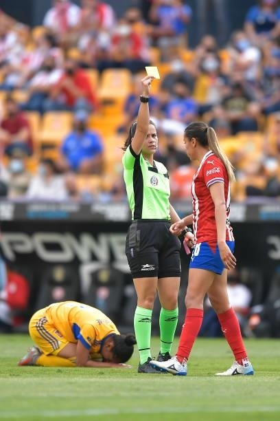 Referee Karen Hernández shows a yellow card to Michelle González of Chivas femenil during the Final second leg match between Tigres UANL and Chivas...