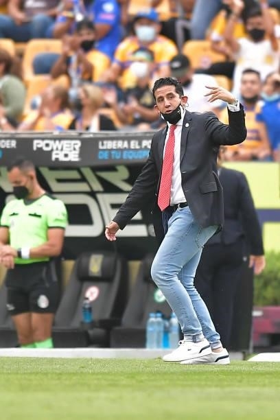 Edgar Mejía, coach of Chivas femenil, gives instructions during the Final second leg match between Tigres UANL and Chivas as part of the Torneo...