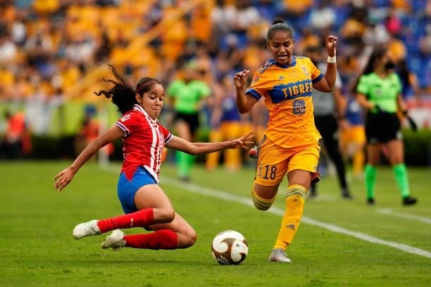 Gilberto Sepulveda of Chivas fights for the ball with Belen Cruz of Tigres during the Final second leg match between Tigres UANL and Chivas as part...