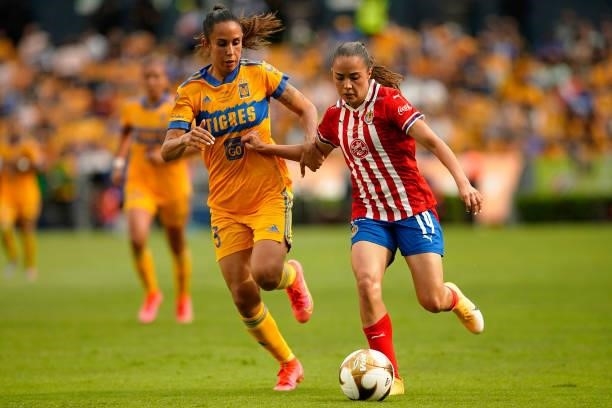 Bianca Sierra of Tigres fights for the ball with Anette Vazquez of Chivas during the Final second leg match between Tigres UANL and Chivas as part of...
