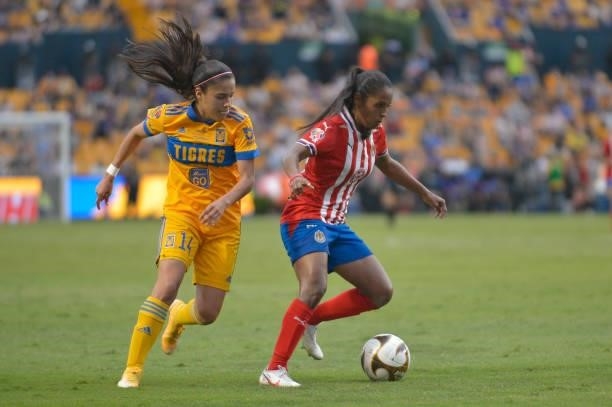 Lizbeth Ovalle of Tigres UANL femenil fights for the ball with Miriam Castillo of Chivas femenil during the Final second leg match between Tigres...