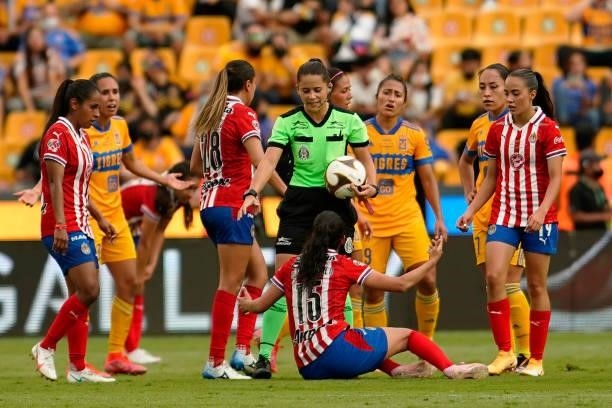 Central referee Karen Hernández gives instructions to players of Chivas during the Final second leg match between Tigres UANL and Chivas as part of...