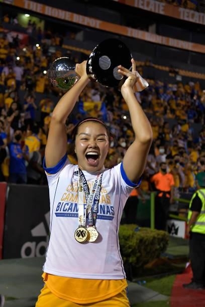 María Yokoyama of Tigres UANL femenil raises the trophy after winning the Final second leg match between Tigres UANL and Chivas as part of the Torneo...