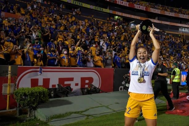 María Yokoyama of Tigres UANL femenil raises the trophy after winning the Final second leg match between Tigres UANL and Chivas as part of the Torneo...