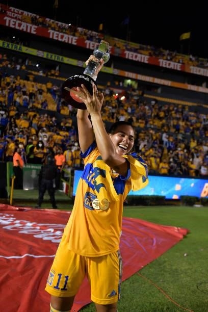 Lydia Rangel of Tigres UANL femenil raises the trophy after winning the Final second leg match between Tigres UANL and Chivas as part of the Torneo...
