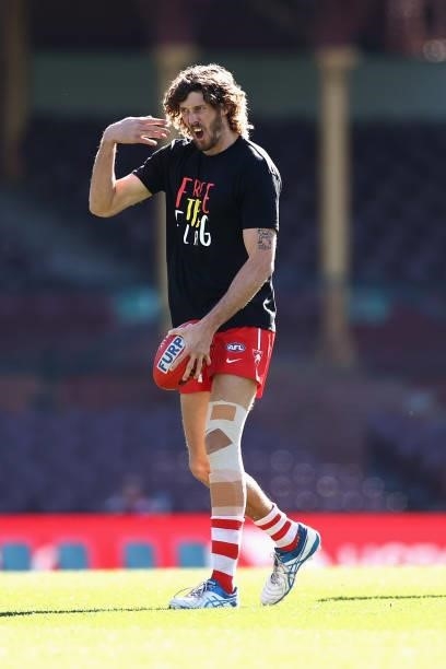 Tom Hickey of the Swans warms up during the round 12 AFL match between the St Kilda Saints and the Sydney Swans at Sydney Cricket Ground on June 05,...