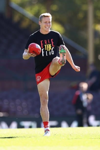 Isaac Heeney of the Swans warms up during the round 12 AFL match between the St Kilda Saints and the Sydney Swans at Sydney Cricket Ground on June...