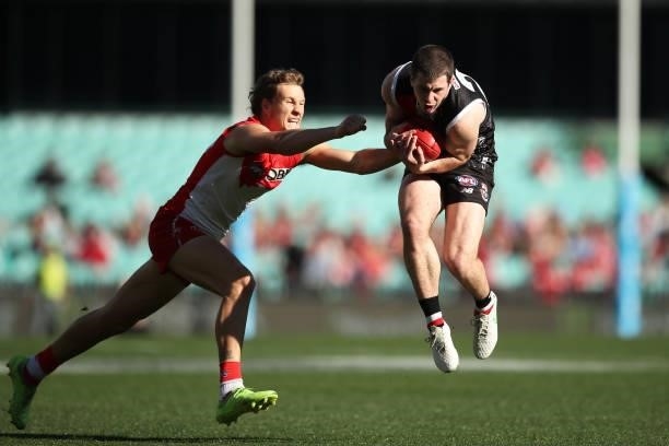Jack Higgins of the Saints takes a mark during the round 12 AFL match between the St Kilda Saints and the Sydney Swans at Sydney Cricket Ground on...