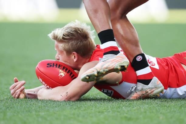 Isaac Heeney of the Swans contests the ball during the round 12 AFL match between the St Kilda Saints and the Sydney Swans at Sydney Cricket Ground...