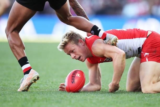 Isaac Heeney of the Swans contests the ball during the round 12 AFL match between the St Kilda Saints and the Sydney Swans at Sydney Cricket Ground...