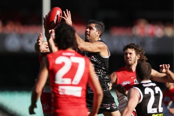 Paddy Ryder of the Saints takes a mark during the round 12 AFL match between the St Kilda Saints and the Sydney Swans at Sydney Cricket Ground on...