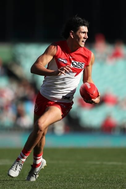 Justin McInerney of the Swans in action during the round 12 AFL match between the St Kilda Saints and the Sydney Swans at Sydney Cricket Ground on...