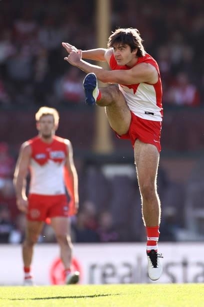 Logan McDonald of the Swans kicks for goal during the round 12 AFL match between the St Kilda Saints and the Sydney Swans at Sydney Cricket Ground on...