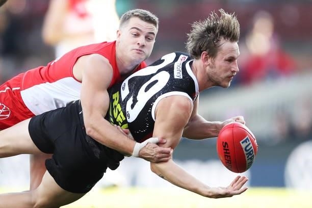 Jimmy Webster of the Saints is challenged by Tom Papley of the Swans during the round 12 AFL match between the St Kilda Saints and the Sydney Swans...