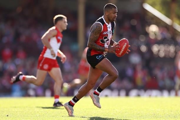 Bradley Hill of the Saints bounces the ball during the round 12 AFL match between the St Kilda Saints and the Sydney Swans at Sydney Cricket Ground...