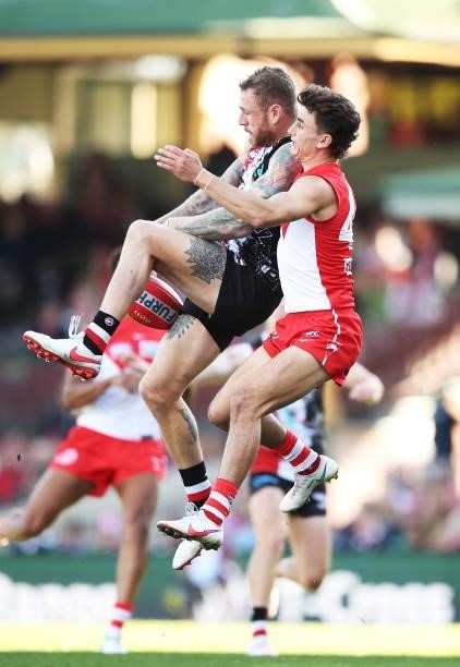 Tim Membrey of the Saints is challenged by Sam Wicks of the Swans during the round 12 AFL match between the St Kilda Saints and the Sydney Swans at...
