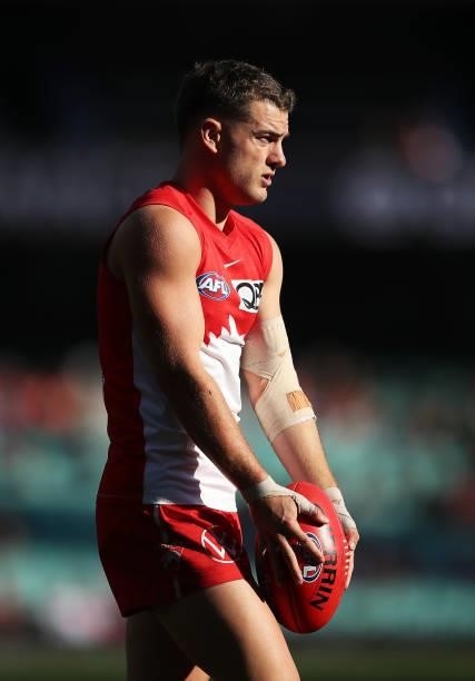 Tom Papley of the Swans lines up a kick during the round 12 AFL match between the St Kilda Saints and the Sydney Swans at Sydney Cricket Ground on...