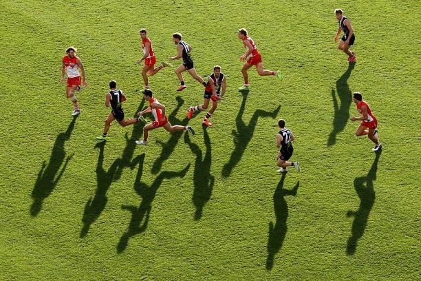 Paddy Ryder of the Saints handballs during the round 12 AFL match between the St Kilda Saints and the Sydney Swans at Sydney Cricket Ground on June...