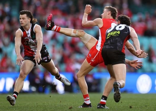 Will Hayward of the Swans kicks a goal during the round 12 AFL match between the St Kilda Saints and the Sydney Swans at Sydney Cricket Ground on...