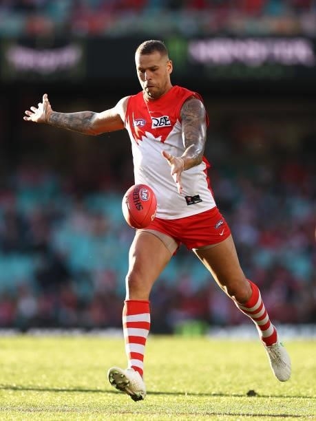Lance Franklin of the Swans kicks during the round 12 AFL match between the St Kilda Saints and the Sydney Swans at Sydney Cricket Ground on June 05,...